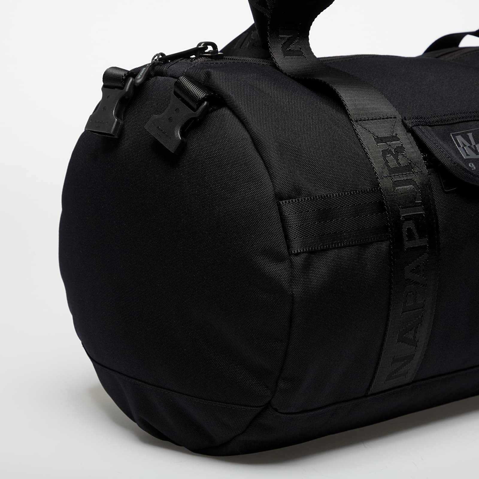 NAPAPIJRI BERING TRAVEL SMALL DUFFLE - BLACK