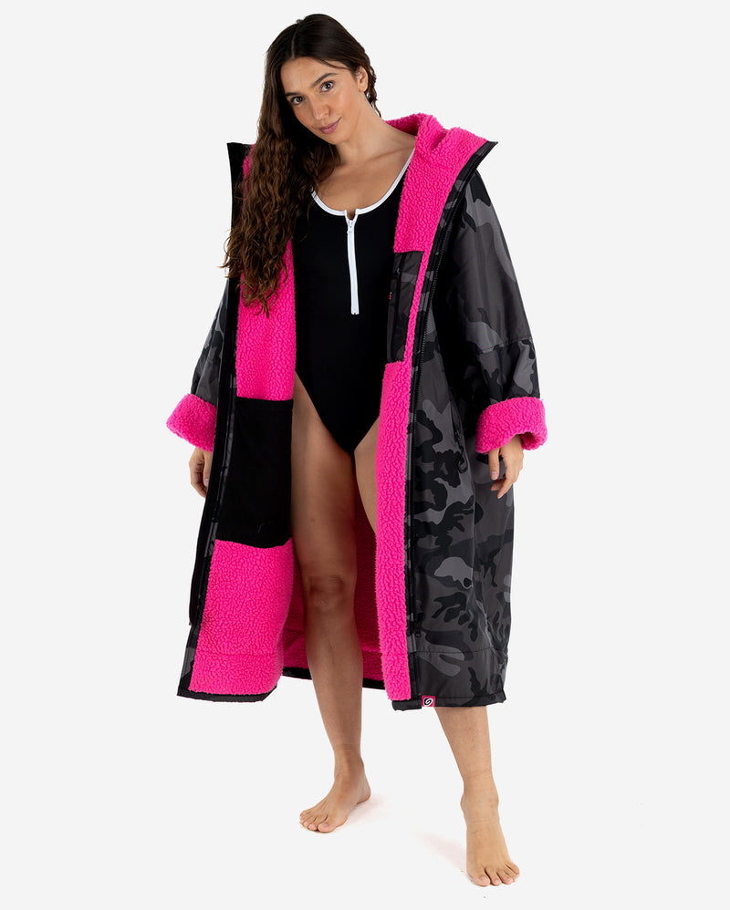 dryrobe® ADVANCE LONG SLEEVE - BLACK CAMO / PINK