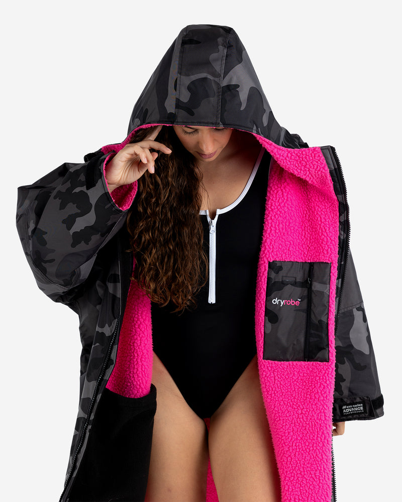 dryrobe® ADVANCE LONG SLEEVE - BLACK CAMO / PINK