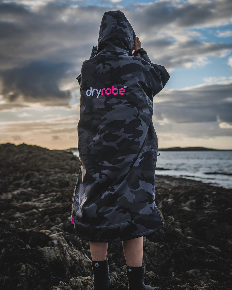 dryrobe® ADVANCE LONG SLEEVE - BLACK CAMO / PINK