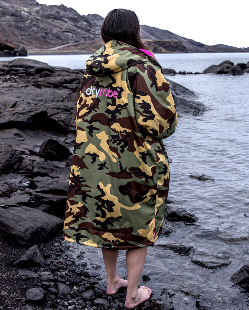 dryrobe® ADVANCE LONG SLEEVE - CAMO / PINK